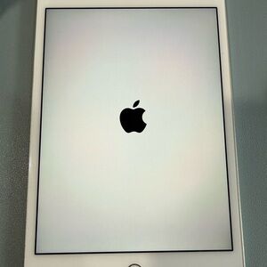 Pre-owned Apple iPad Mini 4th gen - White - Smart Cover included!